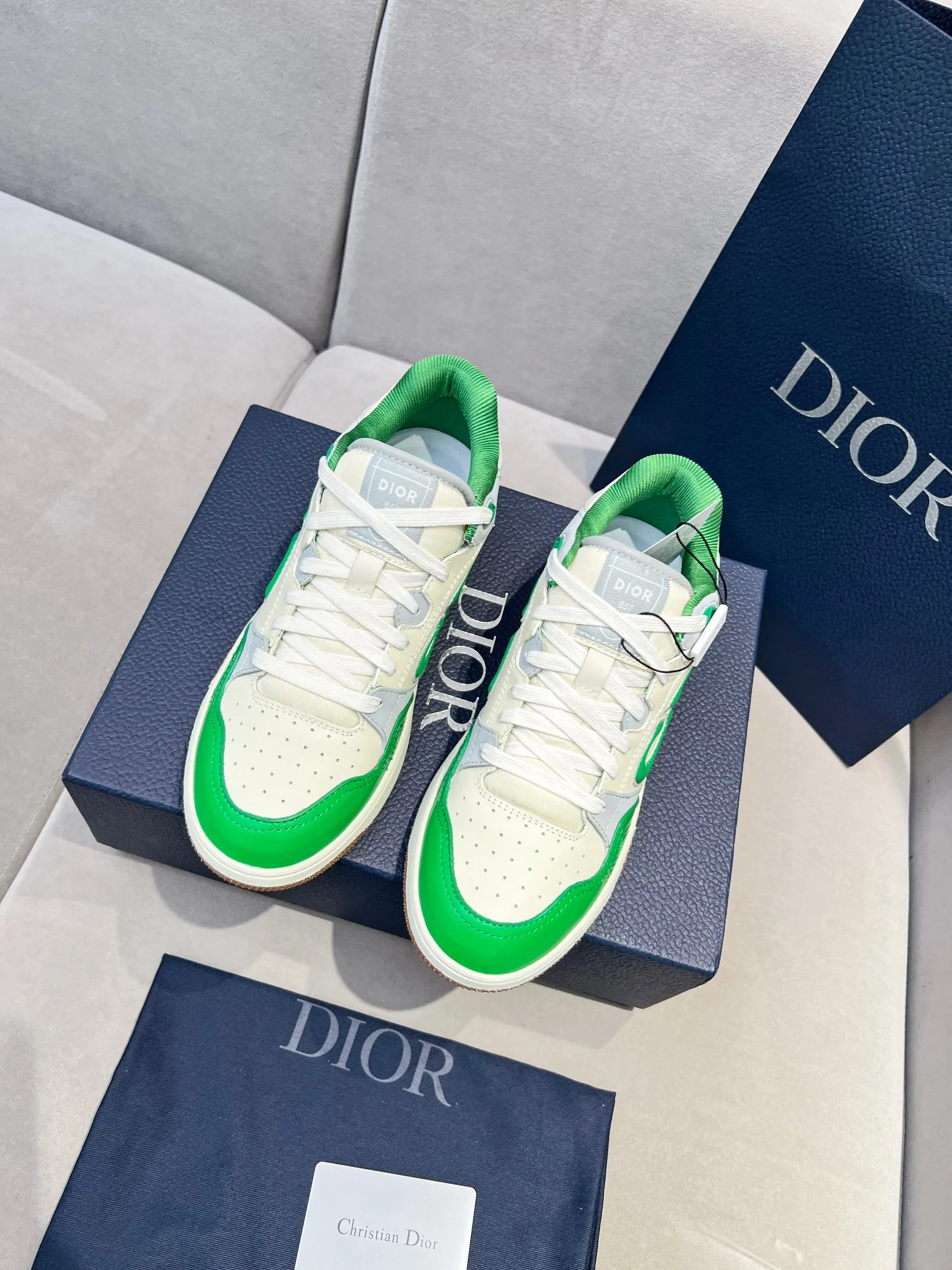 Men's Men's Shoes 💰600 Dior DiorB57 top version of low-top sneakers! ! ! Green with beige smooth first-layer cowhide, fully oiled edges, T men's shoes 💰U outsole.  The 2024 autumn men's wear series has made a wonderful debut, a new classic item launched by Dior. Crafted from smooth first-grain cow leather in vibrant green and beige, it's accented with tonal Oblique embossed labels on the sides. The distinctive laces of the same color match the color of the shoe body, and the opening and closing are decorated with various classic details on the tongue, sole and back side to enhance the style. The eyelet details, upper stitching and heel strip panels of the same color highlight the dynamic charm of its sports style. Exclusive two-color molded T men's shoes 💰U outsole is light, comfortable, non-slip and wear-resistant, the mesh lining and feet are customized with original colors, soft and breathable. Exquisite production technology highlights the grade, and can be matched with all kinds of clothing to create a refined look.
